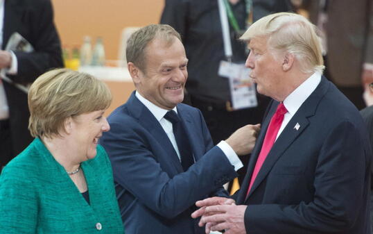Erleichterung nach dem harten Ringen am G20-Gipfel in Hamburg. Quer stellten sich bei vielen Themen die USA - rechts ihr Präsident Donald Trump. Mit ihm scherzen Gipfel-Gastgeberin und Kanzlerin Angela Merkel und EU-Ratspräsident Donald Tusk (Mitte).