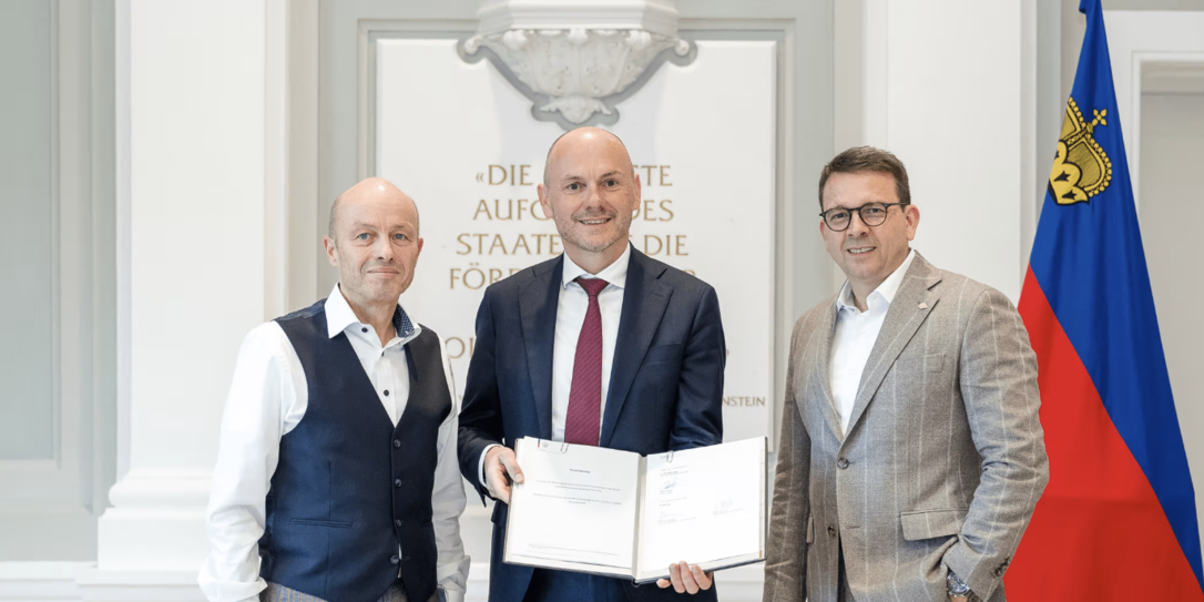 Von links: Roger Dornier, Head of Group Legal & Regulatory, Regierungsrat Hubert Büchel und Michael Hartmann, Leiter der Division Privat- und Firmenkunden bei der LLB, bei der Unterzeichnung der Vereinbarung.