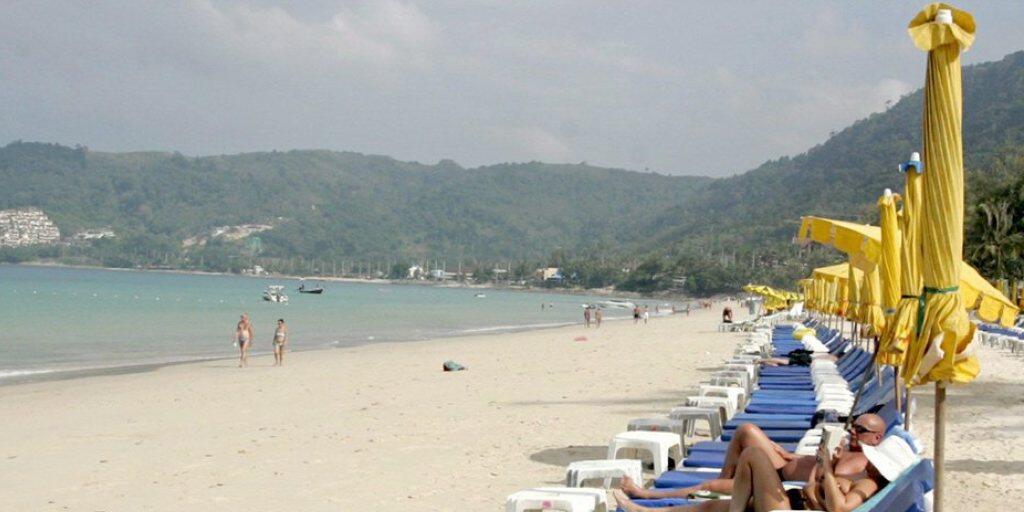 Ein Strand in Phuket: Thailand gehört zu den beliebtesten Zielen von Schweizer Touristinnen und Touristen an Weihnachten und Neujahr. (Archiv)
