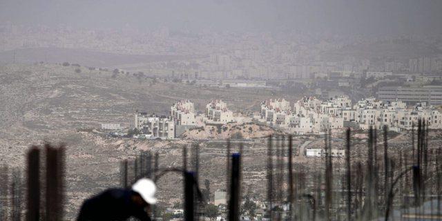Palästinensischer Arbeiter auf Siedlungsbaustelle in Ostjerusalem