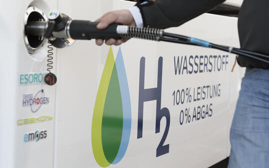 WASSERSTOFFTANKSTELLE, WASSERSTOFF-TANKSTELLE, WASSERSTOFF, H2, TANKSTELLE, COOP, BRENNSTOFFZELLEN-LKW, BRENNSTOFFZELLENFAHRZEUG, BRENNSTOFFZELLENAUTO, BRENNSTOFF, CO2-FREI, LKW, LASTKRAFTWAGEN, TANKEN, ZAPFSAEULE, WASSERSTOFF-ZAPFSAEULE, CLEAN TECHNOLOGY,
