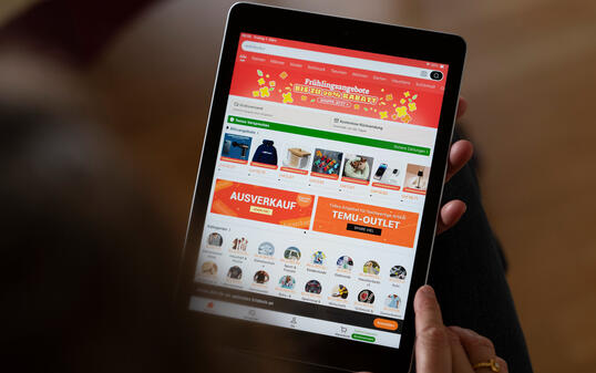 ONLINEVERSAND, ONLINE-VERSAND, ONLINE-EINKAUF, ONLINE-HANDEL, ONLINEHANDEL, ONLINE-HAENDLER, ONLINE-SHOPPING, TEMU, IPAD, TABLET, WIRSCHAFT, GESELLSCHAFT, SHOPPING, DETAILHANDEL, KONSUM,