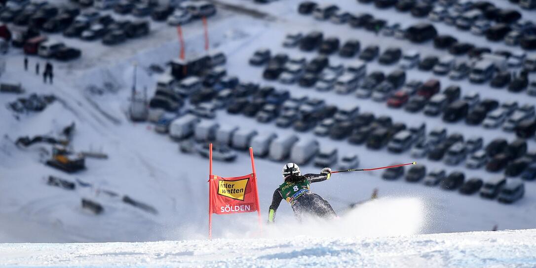 Der Steilhang auf dem Rettenbachgletscher ist im Weltcup legendär. Morgen eröffnen Tina Weirather und ihre Konkurrentinnen beim Saisonauftakt in Sölden die neue Skisaison.	Bild: Keystone