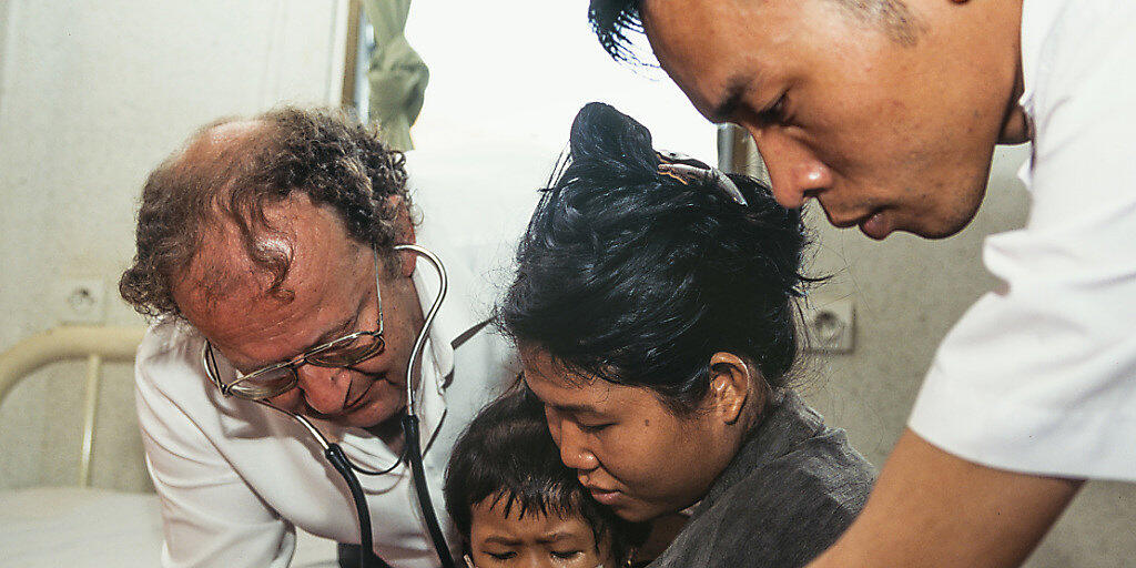 Beat Richner (links) im Jahr 2001: In den Spitälern werden kranke Kinder gratis behandelt. (Archivbild)