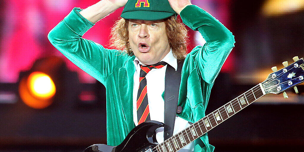ARCHIV - AC/DC-Leadgitarrist Angus Young spielt beim Konzert von AC/DC mit dem neuen Album "Rock or Bust" in der Red Bull Arena in Leipzig. Foto: Jan Woitas/dpa-Zentralbild/dpa