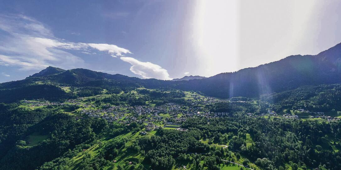 DROHNENAUFNAHME VON TRIESENBERG, STEG, MALBUN