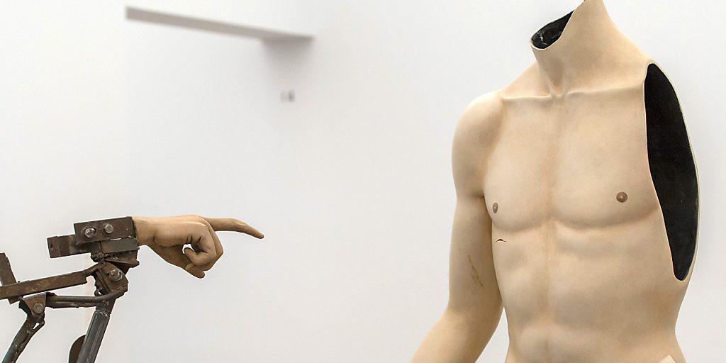 Die Installation 'Doubting Thomas' (2013) des Briten Michael Landy im Museum Tinguely in Basel nimmt das christliche Thema des Anfassens zwecks Verstehen auf: Apostel Thomas soll seinen Finger auf die Wunde Christus' gelegt haben - im Museum spielt das Landys Torso auf Pedaldruck ruppig nach.