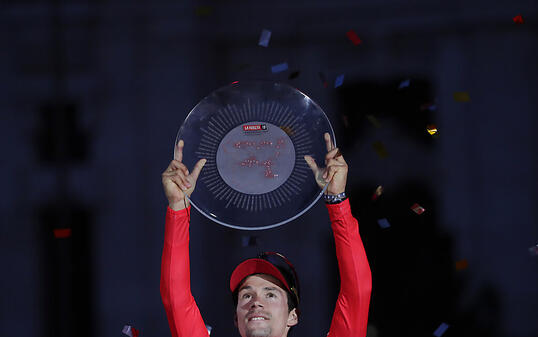 Primoz Roglic stemmt in Madrid den Siegerpokal der Vuelta in die Höhe