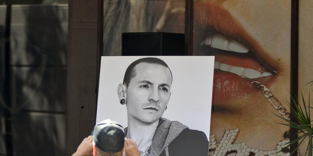 Linkin-Park Sänger Chester Bennington starb am Donnerstag in seinem Haus bei Los Angeles. Er wurde 41 Jahre alt. Linkin-Park Sänger Chester Bennington starb am Donnerstag in seinem Haus bei Los Angeles. Er wurde 41 Jahre alt.