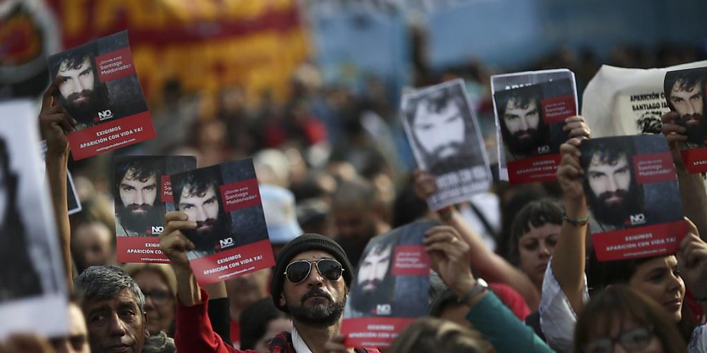Das Verschwinden des Aktivisten erhitzt die Gem&uuml;ter in Argentinien. Tausende gingen in Buenos Aires auf die Strasse mit der Frage: "Wo ist Santiago Maldonado?"