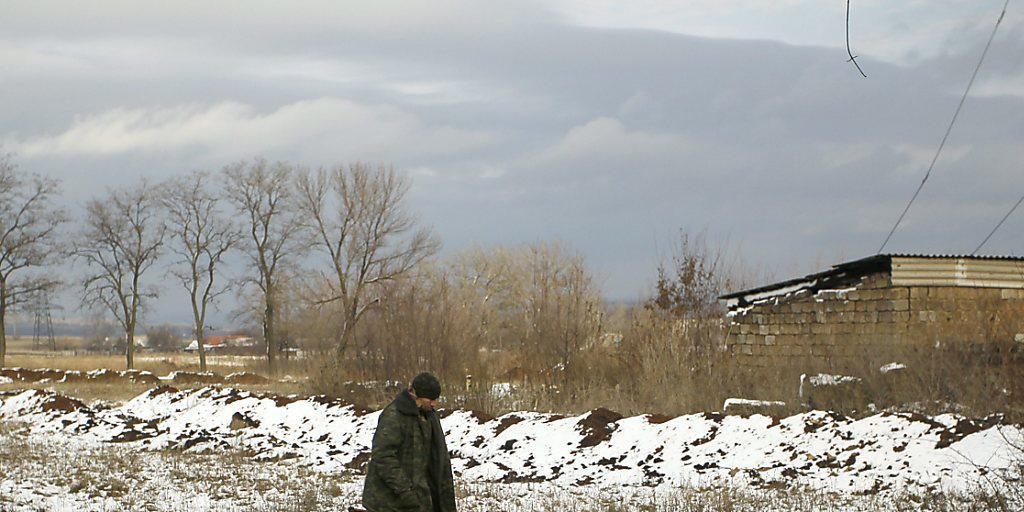Die Kämpfe in der Ukraine gehen weiter: Ein prorussischer Kämpfer patrouilliert bei einem Dorf in der Nähe von Donezk.