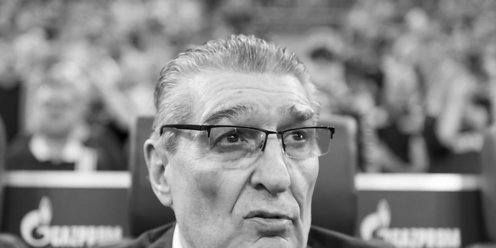 Der langjährige Schalke-Manager Rudi Assauer ist im Alter von 74 Jahren gestorben Der langjährige Schalke-Manager Rudi Assauer ist im Alter von 74 Jahren gestorben