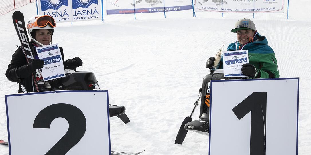 Kristyna Zidlicka (links) gewann den Riesenslalom, Sarah Hundert siegte im Slalom.
