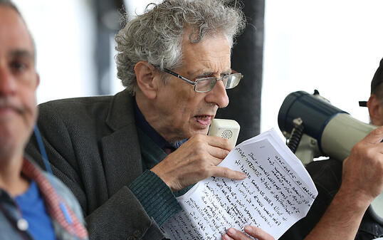 Piers Corbyn, Bruder des ehemaligen Labour-Parteichefs Jeremy Corbyn, bei einem Protest gegen die Corona-Restriktionen. Foto: Jonathan Brady/PA Wire/dpa