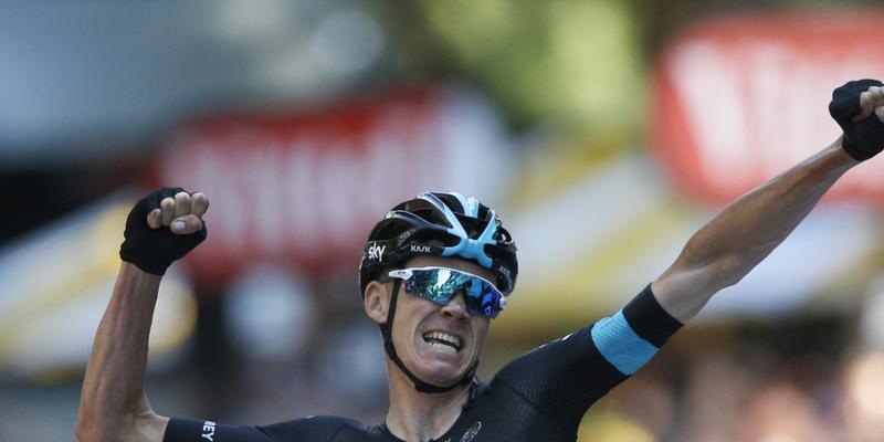 Der britische Vorjahressieger Chris Froome feiert seinen Tagessieg in Bagnères-de-Luchon, mit welchem er auch wieder das Gelbe Trikot übernahm