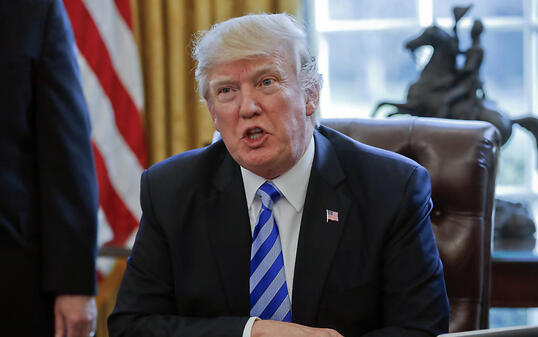 Will nicht aufgeben nach der Schlappe um "Obamacare": US-Präsident Donald Trump erklärt sich im Weissen Haus gegenüber den Medien.