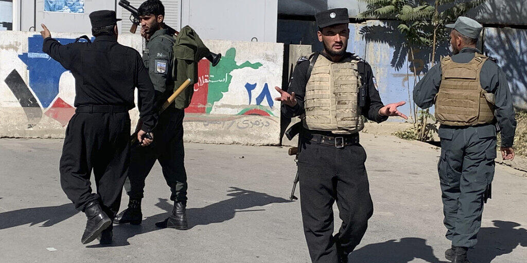 Die afghanische Polizei trifft am Ort eines Anschlags an der Universität Kabul ein. Foto: Rahmat Gul/AP/dpa