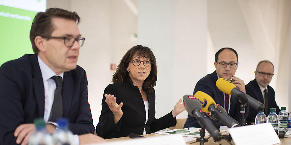 Die St. Galler Regierung will vier von neun Spitälern im Kanton schliessen. Gesundheitschefin Heidi Hanselmann (SP) begründet den Entscheid.