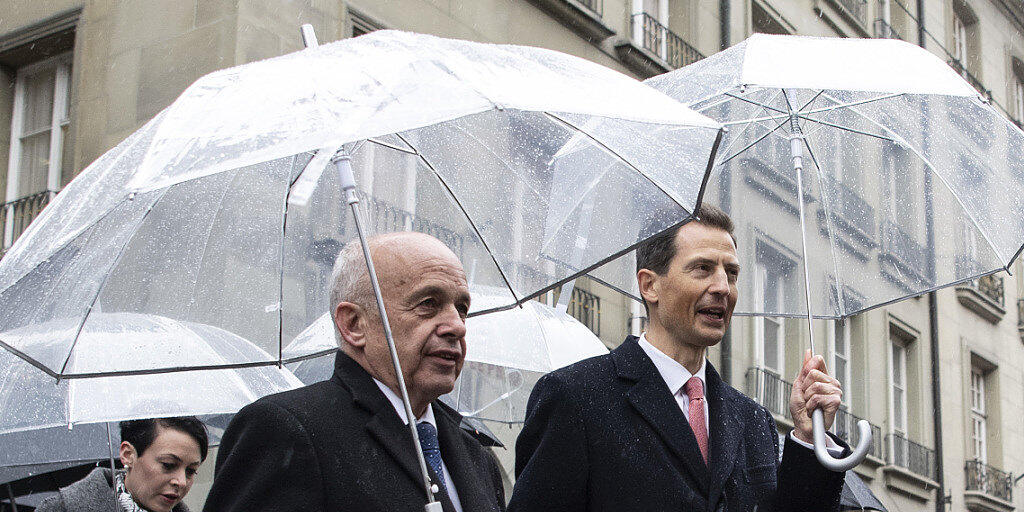 Feierlicher Empfang unterm Regenschirm: Erbprinz Alois von und zu Liechtenstein (rechts) mit Bundespräsident Ueli Maurer in der Kramgasse in Bern.