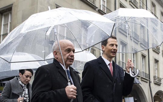 Feierlicher Empfang unterm Regenschirm: Erbprinz Alois von und zu Liechtenstein (rechts) mit Bundespräsident Ueli Maurer in der Kramgasse in Bern.