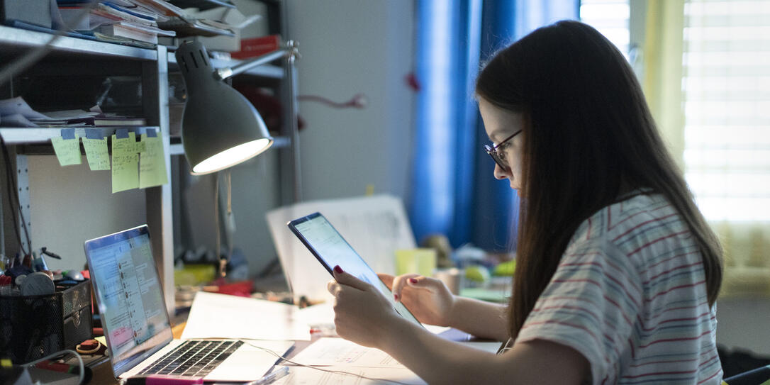FERNUNTERRICHT, HOMESCHOOLING, SCHUELERIN, GYMNASIASTIN, ARBEITSPLATZ, LAPTOP, TABLET, LERNEN, CORONAVIRUS, VIRUS, COVID-19, COVID 19, SARS-COV-2, NCOV-2019, 2019-N-COV, FERNUNTERRICHT, HOMESCHOOLING, SCHUELERIN, GYMNASIASTIN, ARBEITSPLATZ, LAPTOP, TABLET, LERNEN, CORONAVIRUS, VIRUS, COVID-19, COVID 19, SARS-COV-2, NCOV-2019, 2019-N-COV,