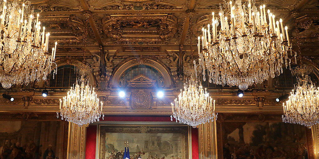Der französische Präsident Macron will ein Gesetz gegen gezielt gestreute Falschmeldungen ("Fake News") in Wahlkampfzeiten. Das kündigte er im Elysée-Palast in seiner Neujahrsrede an die Presse an.
