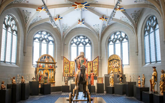 Die Holzskulptur "Christus auf dem Palmesel" aus dem 11. Jahrhundert ist Teil der Sammlungsausstellung im Landesmuseum in Zürich. Eingerichtet ist die Ausstellung im sanierten Westflügel des Museums.