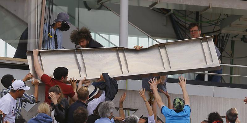 Ein Teil der Verkleidung der Videowand fiel auf dem Centre Court auf die Zuschauer herab