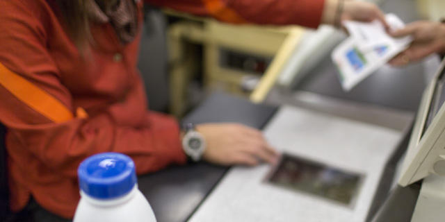 Migros-Kassierin händigt dem Kunden die Quittung aus (Archiv) Migros-Kassierin händigt dem Kunden die Quittung aus (Archiv)