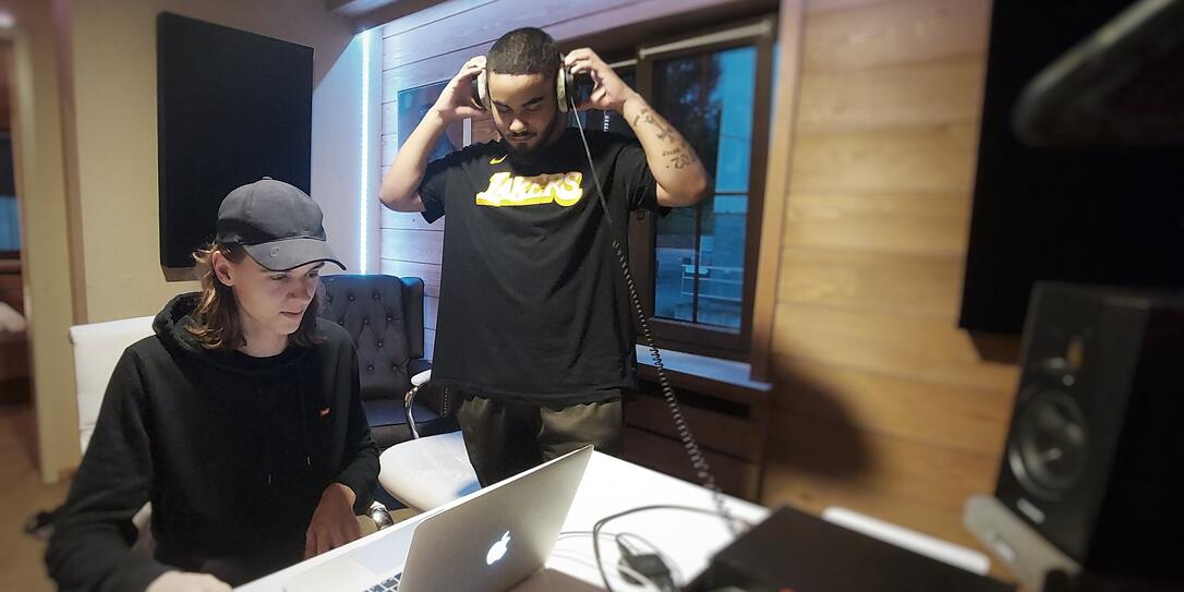 Yannick Risch (l.) und Cooper Quaderer im Studio Yannick Risch (l.) und Cooper Quaderer im Studio