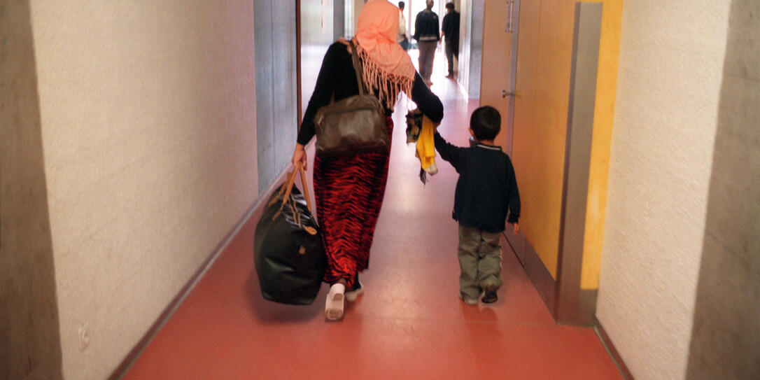 ASYLSUCHENDE, BFF, BUNDESAMT, FLUECHTLINGE, ANKUNFT, ABREISE, REISETASCHE, MUTTER, SOHN, FLUR