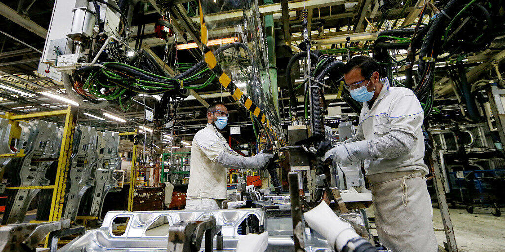 Die Produktion der italienischen Industrie ist wegen der Coronakrise auch im April stark gefallen - im Bild das Autowerk Sevel in Atessa. (Archivbild)