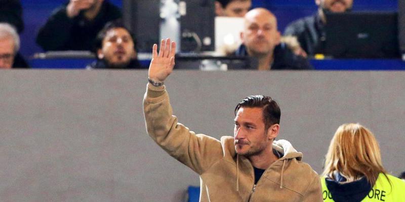 Grüsst von der Tribüne statt vom Rasen: Romas nicht mehr berücksichtigter Captain Francesco Totti Grüsst von der Tribüne statt vom Rasen: Romas nicht mehr berücksichtigter Captain Francesco Totti