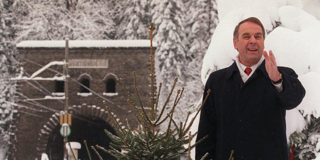Legendäre Ansprache: Adolf Ogi weist als Bundespräsident am 29. Dezember 1999 in seinem Heimatort Kandersteg (BE) der Schweizer Bevoelkerung in der Aufzeichnung der traditionellen Neujahrsansprache fuer das Schweizer Fernsehen, den Weg ins Jahr 2000. (KEYSTONE/Alessandro della Valle) Legendäre Ansprache: Adolf Ogi weist als Bundespräsident am 29. Dezember 1999 in seinem Heimatort Kandersteg (BE) der Schweizer Bevoelkerung in der Aufzeichnung der traditionellen Neujahrsansprache fuer das Schweizer Fernsehen, den Weg ins Jahr 2000. (KEYSTONE/Alessandro della Valle)