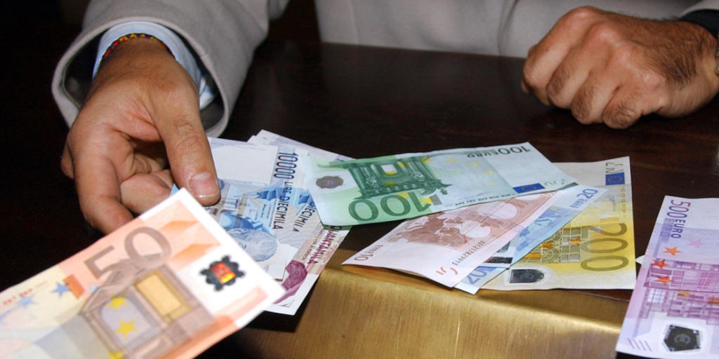 Umtausch von Lire in Euro im Dezember 2001: Eine Frau darf auch nach Ablauf der Umtauschfrist mehrere Millionen Lire umtauschen. (Archivbild)