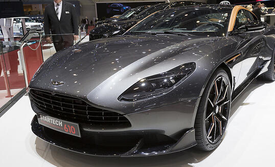 Die Kultmarke Aston Martin leidet unter der schwachen Nachfrage und baut rund einen Fünftel der Stellen ab.(Archivbild)