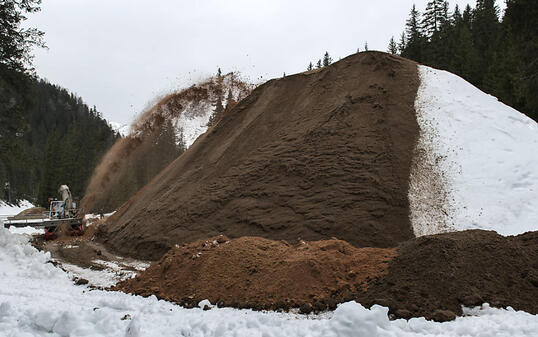 Beim "Snow-Farming" wird Schnee in ein Depot gebracht, mit Sägemehl oder Sägespänen zugedeckt und so für den nächsten Winter "übersommert". (Archivbild)