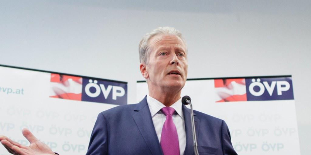 "Ich finde, es ist genug", sagte Österreichs Vizekanzler Reinhold Mitterlehner vor den Medien. Er kündigte am Mittwoch den Rücktritt von allen Ämtern an.