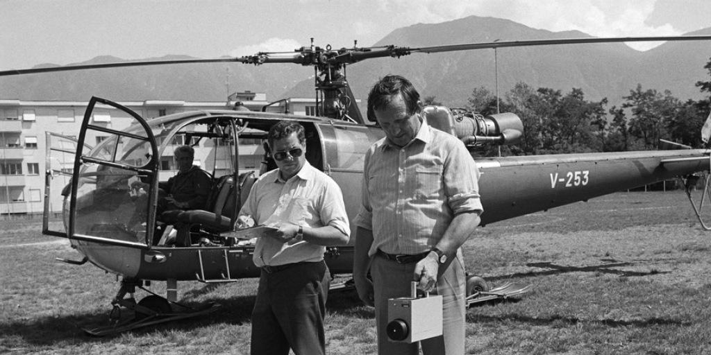 Experten beim Messen der Radioaktivitätswerte vor einem Armeehelikopter auf einem Sportplatz in Lugano. Das Bild stammt vom 4. Juni 1986.