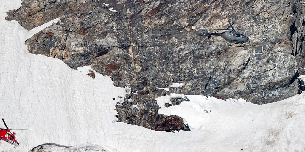 Mit mehreren Helikoptern suchten die Einsatzkräfte am Mittwochmorgen im Sustengebiet nach dem abgestürzten F/A-18-Piloten - dieser konnte schliesslich nur noch tot geborgen werden.