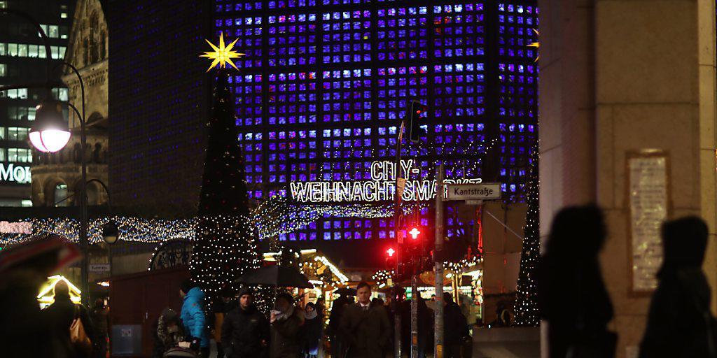 Die Schweizerische Bundesanwaltschaft hat im Fall des Anschlags auf den Berliner Weihnachtsmarkt ein Strafverfahren gegen Unbekannt eröffnet. Es gelte zu prüfen, ob der Täter Verbindungen zur Schweiz hatte.