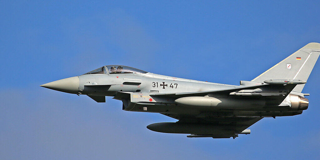 ARCHIV - Ein Eurofighter des Taktischen Luftwaffengeschwaders 31 fliegt eine Übung. Trotz eines Exportstopps hat die Bundesregierung seit Anfang 2019 auf Umwegen zu Rüstungslieferungen an Saudi-Arabien beigetragen. Foto: Oliver Berg/dpa