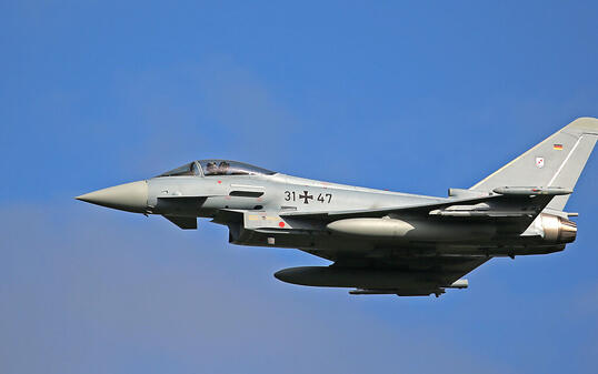 ARCHIV - Ein Eurofighter des Taktischen Luftwaffengeschwaders 31 fliegt eine Übung. Trotz eines Exportstopps hat die Bundesregierung seit Anfang 2019 auf Umwegen zu Rüstungslieferungen an Saudi-Arabien beigetragen. Foto: Oliver Berg/dpa