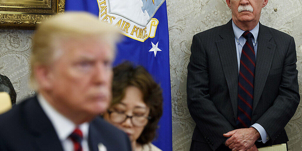 ARCHIV - John Bolton (r), US-Sicherheitsberater, steht neben Donald Trump, Präsident der USA, bei einem Treffen mit dem Präsidenten von Südkorea im Oval Office. Foto: Evan Vucci/AP/dpa ARCHIV - John Bolton (r), US-Sicherheitsberater, steht neben Donald Trump, Präsident der USA, bei einem Treffen mit dem Präsidenten von Südkorea im Oval Office. Foto: Evan Vucci/AP/dpa