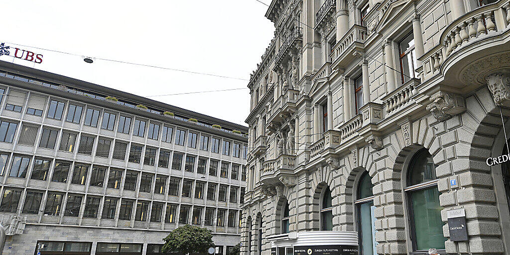 Die Corona-Pandemie verschärft bestehende Risiken im Finanzsektor zusätzlich. So erhöhen sich laut der Finma wegen Corona die Risiken von Unternehmenskrediten und -anleihen, insbesondere im Ausland. Im Bild die Sitze von UBS und Credit Suisse am Zürcher Paradeplatz. (Archiv) Die Corona-Pandemie verschärft bestehende Risiken im Finanzsektor zusätzlich. So erhöhen sich laut der Finma wegen Corona die Risiken von Unternehmenskrediten und -anleihen, insbesondere im Ausland. Im Bild die Sitze von UBS und Credit Suisse am Zürcher Paradeplatz. (Archiv)