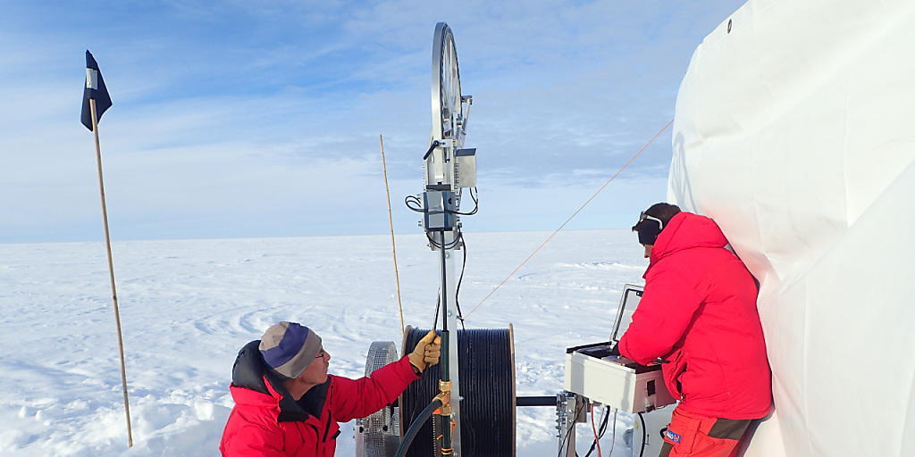 Bei minus 31 Grad Celsius testen die Forschenden den Berner Minibohrer in Grönland. In nur eineinhalb Stunden kam der Eisbohrer auf eine Tiefe von 20 Metern.