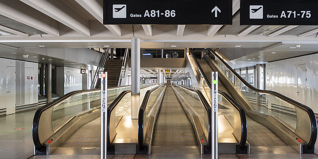 Am Flughafen in Zürich leidet der Betrieb unter den Folgen der Coronakrise. Das hat Folgen. Die Flughafenbetreiberin hat diese Woche 26 Kündigungen ausgesprochen.(Archivbild)