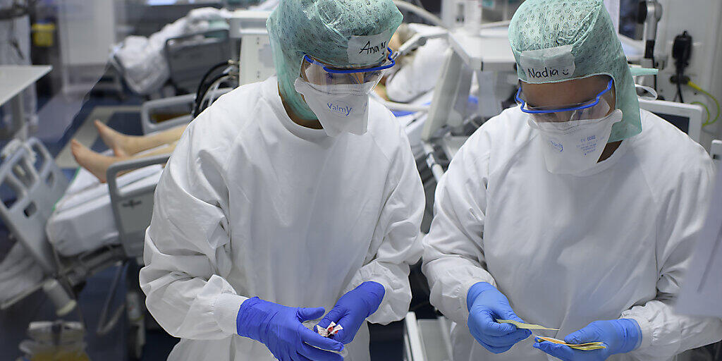 Drei Mitarbeitende des Kantonsspitals Schaffhausen haben sich bei einem Patienten mit dem Coronavirus angesteckt. (Symbolbild)