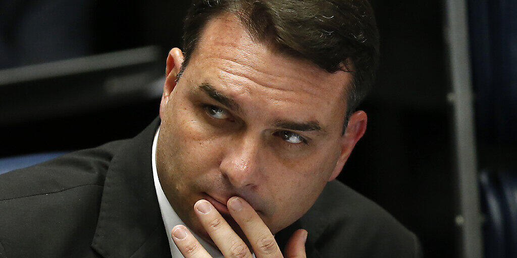 ARCHIV - Flavio Bolsonaro, Sohn des brasilianischen Präsidenten Bolsonaro, 2019 während einer Sitzung. Der Präsidenten-Sohn ist nach eigener Aussage positiv auf das Coronavirus getestet worden. Foto: Eraldo Peres/AP/dpa