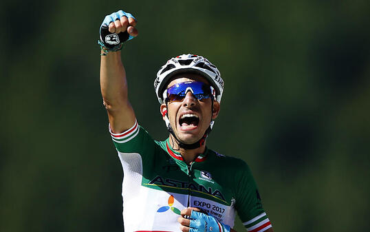 Grosser Jubel bei Fabio Aru: Der italienische Meister gewinnt in den Vogesen die erste Bergankunft der 104. Tour de France